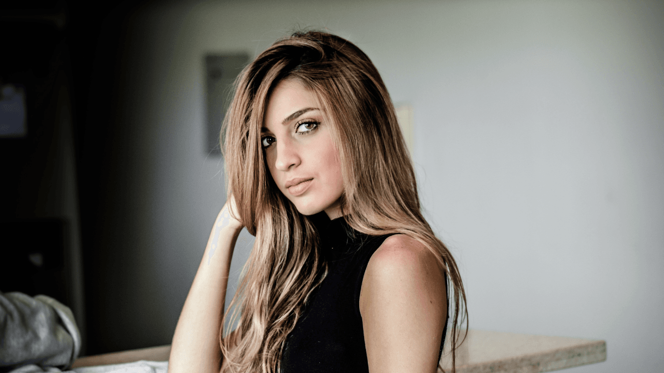 Woman with soft, highlighted hair at Simon Warwick Salons, Maida Vale – showing healthy, well-maintained highlights with professional aftercare results.