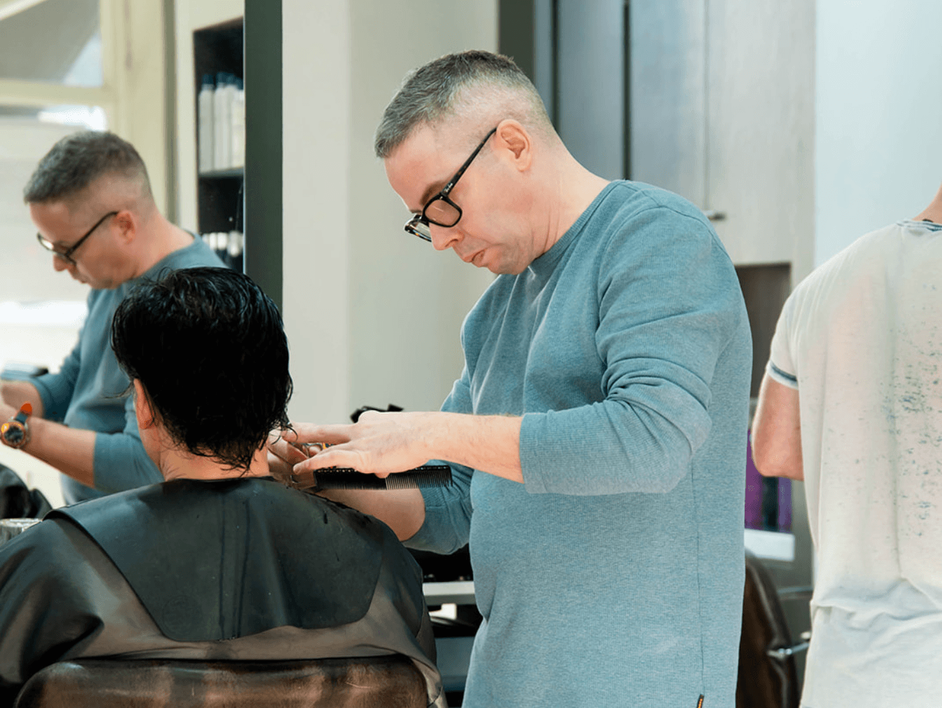 Simon Warwick providing a precision gents’ haircut at the Maida Vale salon – expert cutting with attention to detail and personalised care.