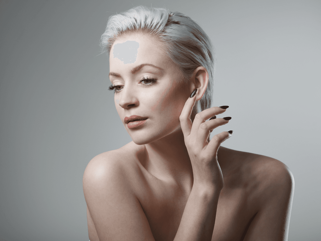 Refined platinum blonde result after expert hair bleaching at Simon Warwick Salons, Maida Vale – clean, even tone with luminous finish.